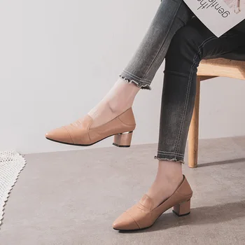 Dámske topánky 2020 nové módne špicaté kožené stredný náklon vysokým podpätkom mäkkou podrážkou pohodlné non-slip lady topánky Dochádzanie práce