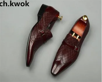 Jeseň zima nové Anglicko topánky štvorcové prst kožené mužov Bullock vyrezávané módne osobnosti sklzu na pracky spoločenské topánky