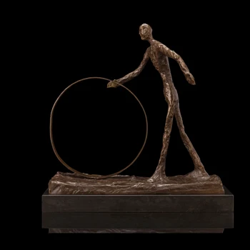 Ivorique Hot predaj Giacometti bronzová socha abstraktného človeka s kruhom socha dekoratívne sochy