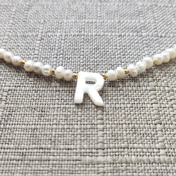 Kreatívny dizajn Reálne sladkovodné perlový náhrdelník Ručné Zlata-farebná Ryža Perličiek módne Šperky pre ženy 26 abecedy choker príveskom