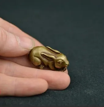 V číne archaize čistej mosadze králik malé socha