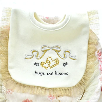 Výšivky Dojčenská Veci Dodávateľov Zlato Čipky Stuhou Písmená Vzor Čistej Bavlny Podbradníky pre Novorodenca Princezná Baby Dievčatá Oblečenie