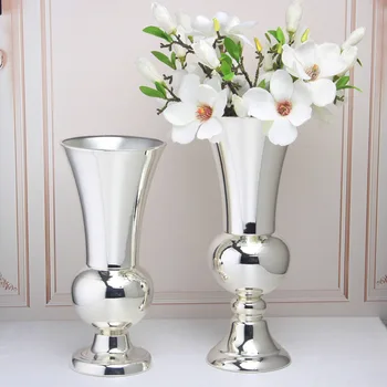 Kovové strieborné pozlátené váza domov obývacej izby, svadobný stôl dekorácie, party usporiadanie