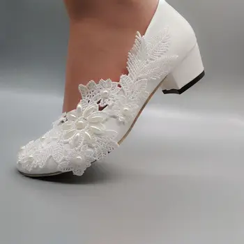 4cm biele čipky svadobné topánky nevesta pošmyknúť na štvorcový blok päty čipky kvet perly svadobné čerpadlá obuvi