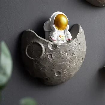 Astronaut nástenné závesné dekorácie živice figúrka spaceman a mesiac socha miniatúrne astronaut socha darček domáce dekorácie